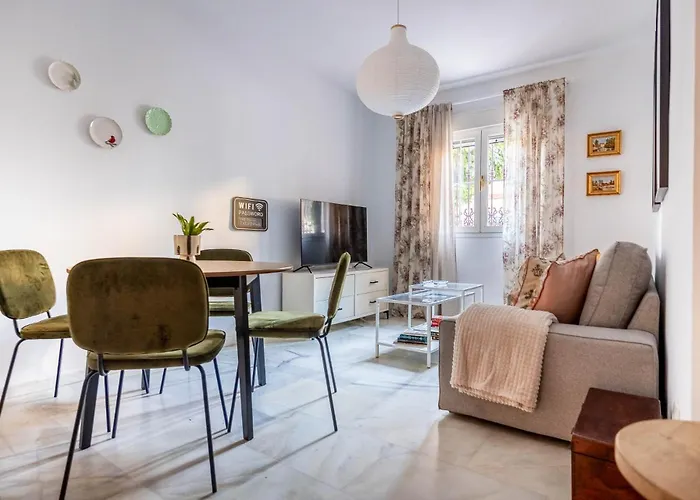 Piso Con Patio Privado Y Parking Nervion Sevilla